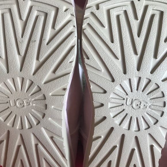 UGG Bailey Button Poppy - Picture 6 of 8